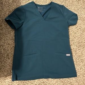 FIGS 3 pocket scrub top